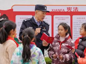 年关岁底 百姓们都忙着回家团圆、张罗过年 那么江苏海安的警察们都在忙些什么?