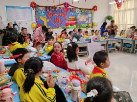庆元旦迎新年师生欢聚一堂
