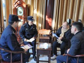 江苏海安民警 打击网络谣言宣传进寺庙