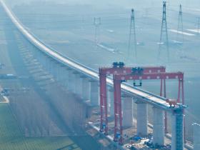 潍宿高铁首个跨高速铁路转体梁成功转体