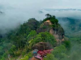 吳穎鴻:講好當代中國故事任重道遠——在世界華文記者協會—2025武夷山高峰論壇上的講話