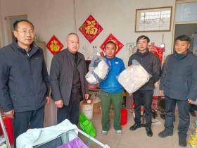 情系学子暖人心 殷切关怀助成长 ——山东省枣庄市市中区税郭镇人大代表 走访慰问品学兼优学生