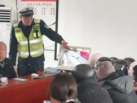 湖南新田交警:平安春运送头盔 安全宣传进乡村