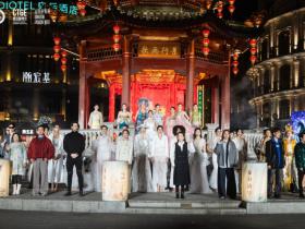 广东汕头:第五届潮汕服博会将T台搬进小公园