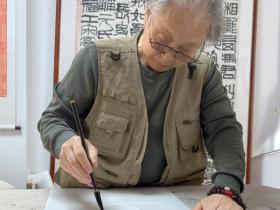 “照见自己”:半生笔墨写军魂 “照见自己”:培根铸魂传薪火