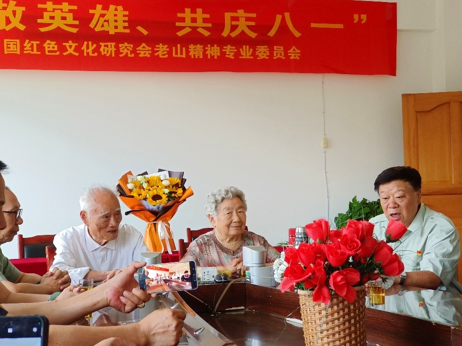 三代人的致敬:老山老兵对话九旬功勋,红色精神薪火相传庆八一-图片3