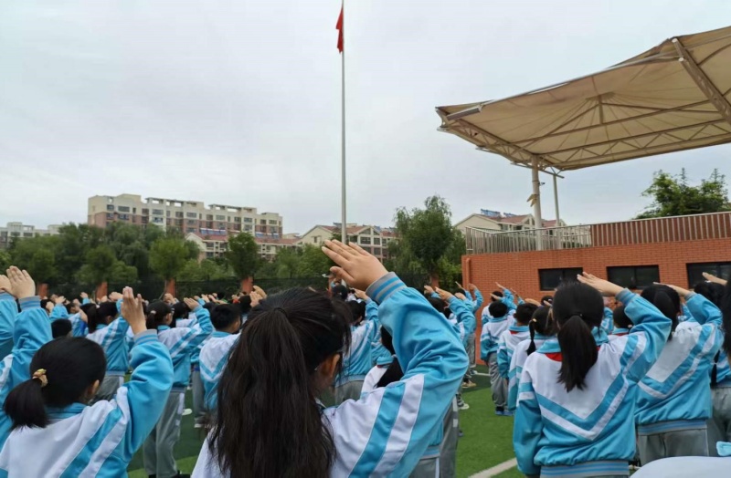 “稚心暖重阳 敬老传美德” ——山东省枣庄市立新小学东校开展重阳节主题系列活动-图片1