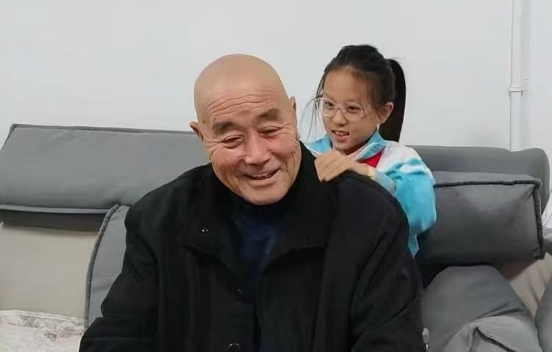 “稚心暖重阳 敬老传美德” ——山东省枣庄市立新小学东校开展重阳节主题系列活动-图片4