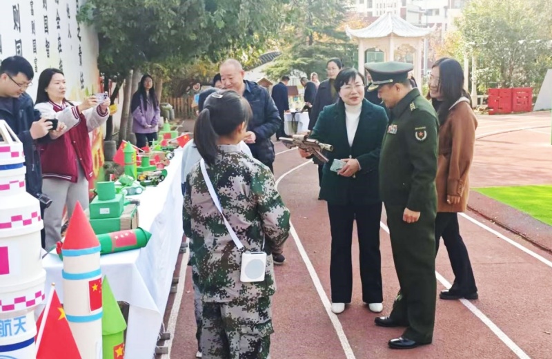 少年砺志强国防 芳华筑梦向未来 ——洛阳市芳华路小学举办”国防育童心”教育实践汇报活动-图片8