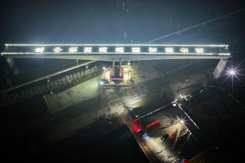 潍宿高铁首个跨高速铁路转体梁成功转体-图片3