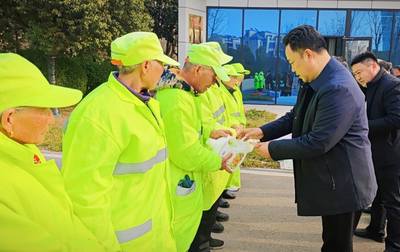 墨香迎马年 爱心润环卫 ——枣庄市城市管理局机关工会看望慰问一线环卫工人-图片3