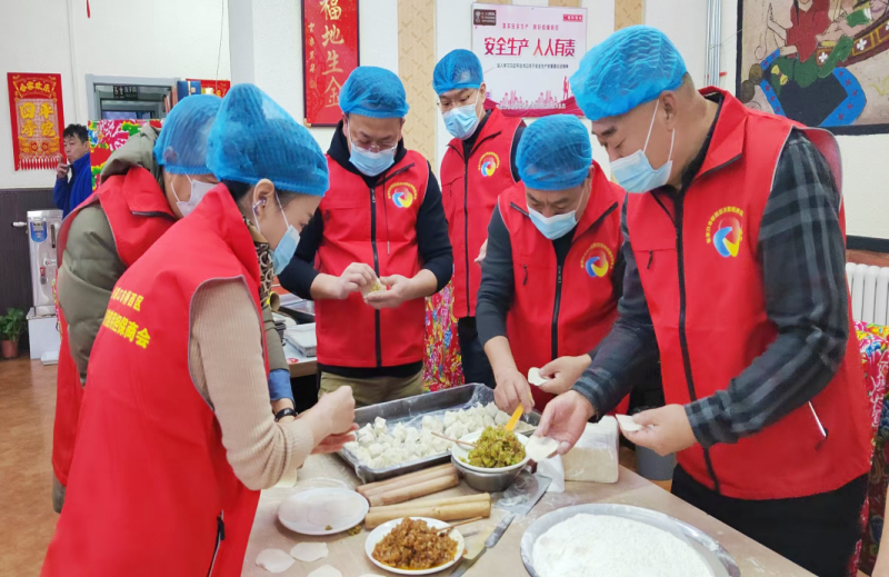 情暖环卫工 温馨过小年 ‖ 张家口市桥西区志愿者为一线环卫职工包饺子送关怀-图片2