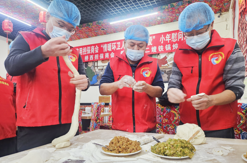 情暖环卫工 温馨过小年 ‖ 张家口市桥西区志愿者为一线环卫职工包饺子送关怀-图片3