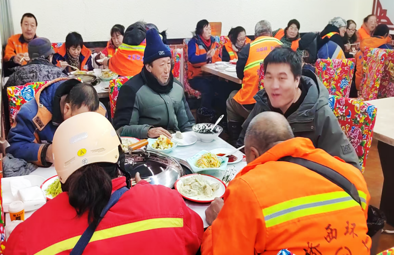 情暖环卫工 温馨过小年 ‖ 张家口市桥西区志愿者为一线环卫职工包饺子送关怀-图片4