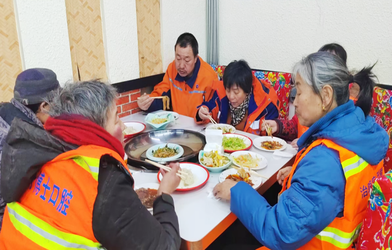 情暖环卫工 温馨过小年 ‖ 张家口市桥西区志愿者为一线环卫职工包饺子送关怀-图片5