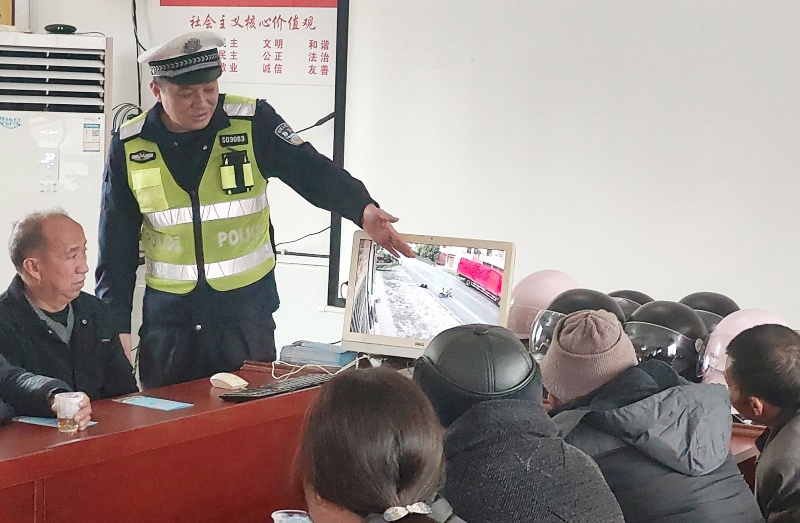 湖南新田交警：平安春运送头盔 安全宣传进乡村-图片1