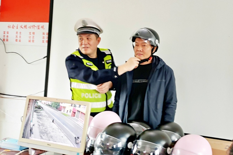 湖南新田交警：平安春运送头盔 安全宣传进乡村-图片2