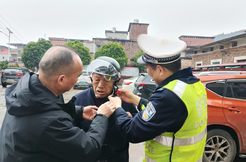 湖南新田交警：平安春运送头盔 安全宣传进乡村-图片3