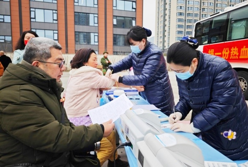 热血践初心 大爱暖金陵——陈光标发起学雷锋无偿献血公益活动 400名爱心人士挽袖献爱-图片2