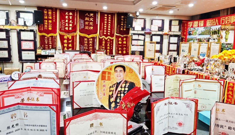 热血践初心 大爱暖金陵——陈光标发起学雷锋无偿献血公益活动 400名爱心人士挽袖献爱-图片7