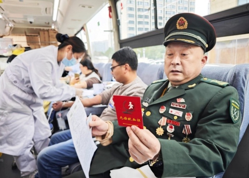 热血践初心 大爱暖金陵——陈光标发起学雷锋无偿献血公益活动 400名爱心人士挽袖献爱-图片8