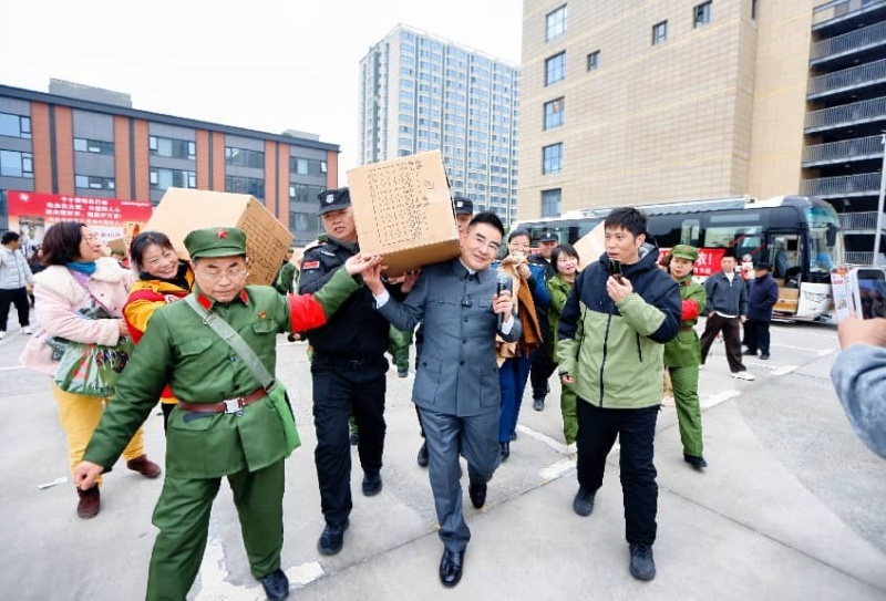 热血践初心 大爱暖金陵——陈光标发起学雷锋无偿献血公益活动 400名爱心人士挽袖献爱-图片9