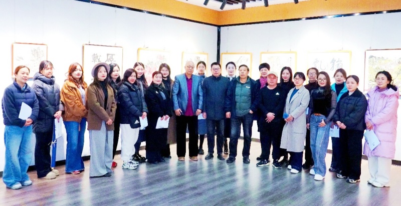 榴域芳华——薛城区第二届女画家作品展盛大开幕-图片1