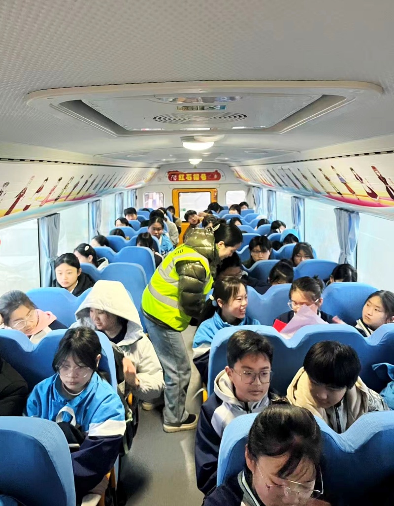 开学啦！枣庄163辆校车护航万余名学子平安到校-图片1