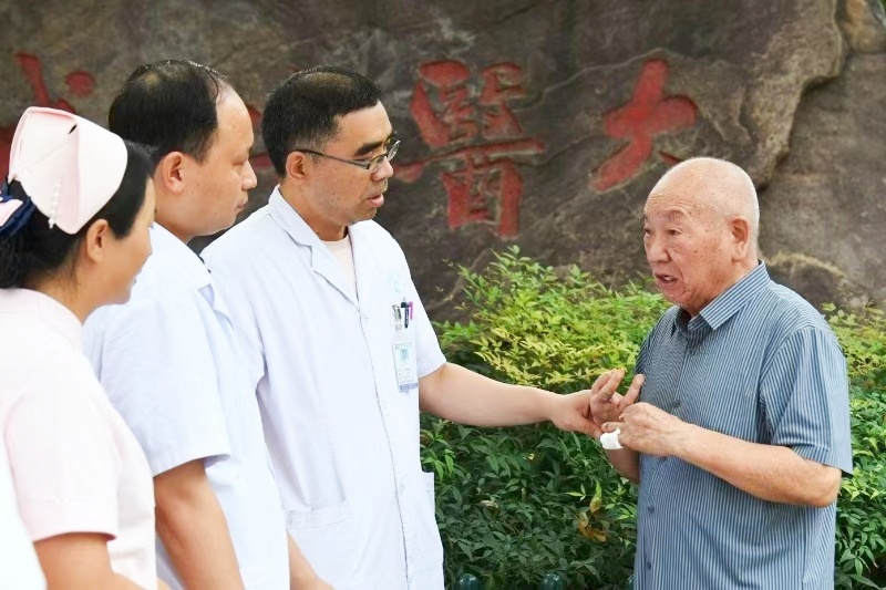 专家之手：洛阳正骨历史中的传奇影像与医者精神-图片1