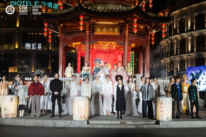 广东汕头：第五届潮汕服博会将T台搬进小公园-图片1