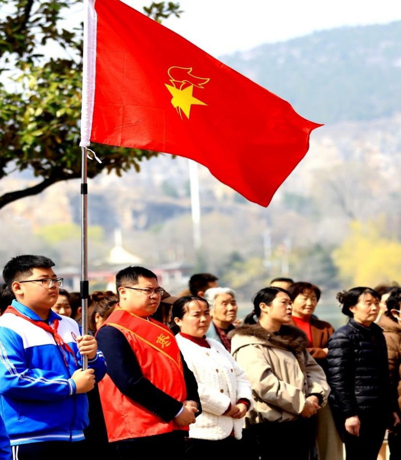 雷锋塑像驻鹭鸣 和美社区启新程 ——峄城区鹭鸣广场雷锋像揭幕仪式圆满举行-图片3