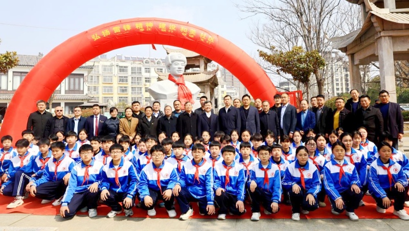 雷锋塑像驻鹭鸣 和美社区启新程 ——峄城区鹭鸣广场雷锋像揭幕仪式圆满举行-图片9