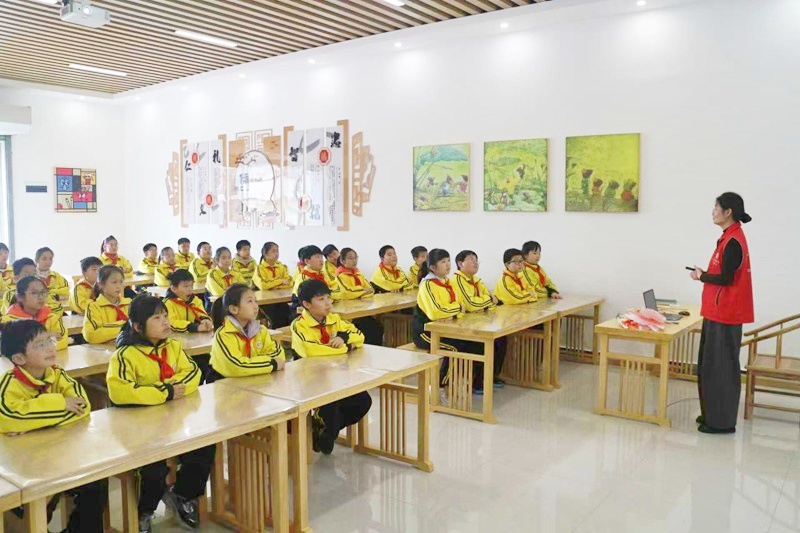 当课堂“游”进博物馆:小学生巧手点亮非遗鱼灯-图片2