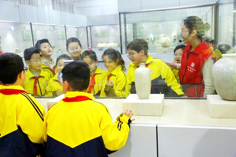 当课堂“游”进博物馆:小学生巧手点亮非遗鱼灯-图片3