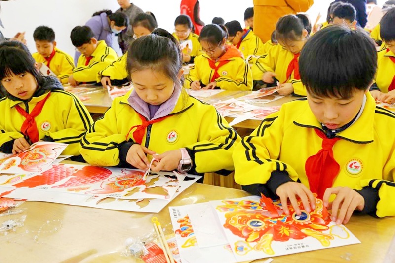 当课堂“游”进博物馆:小学生巧手点亮非遗鱼灯-图片4