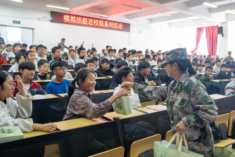 模拟法庭进校园:一场润物无声的法治护水课-图片3