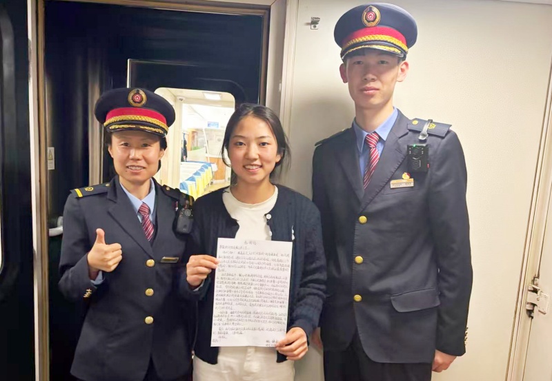 助力乘客 暖心旅途 K2187次列车长赵晓红帮旅客找回遗失行李-图片1