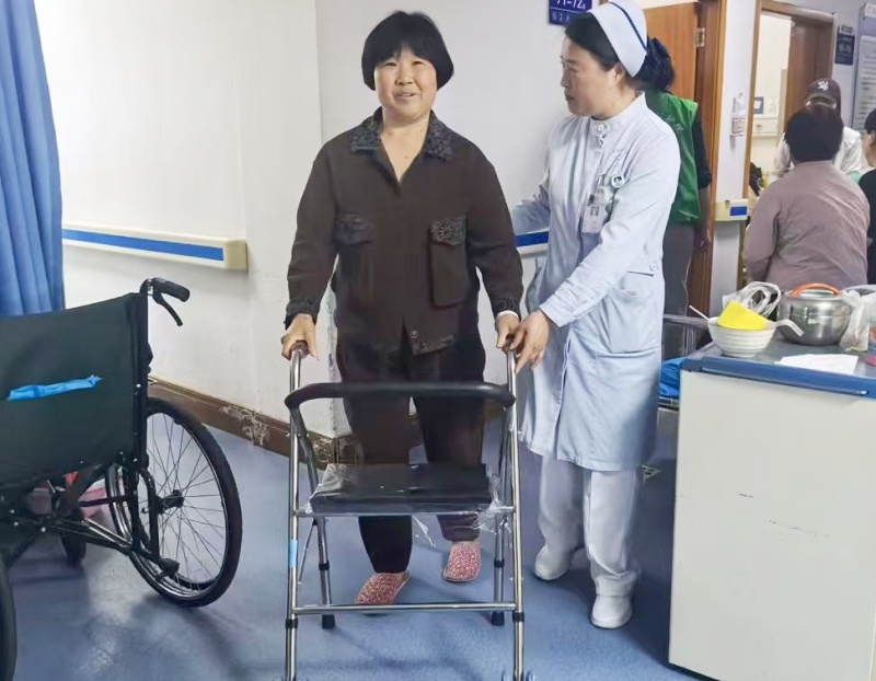 锦旗嵌名寄深情 仁心仁术暖人心-图片1