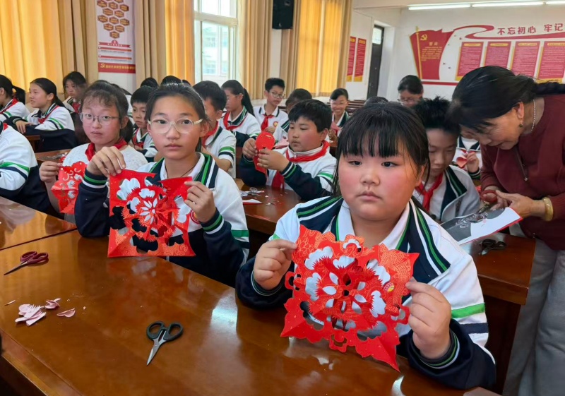 洛阳市孟津区第一实验小学开展非遗剪纸进校园专项传承活动-图片4