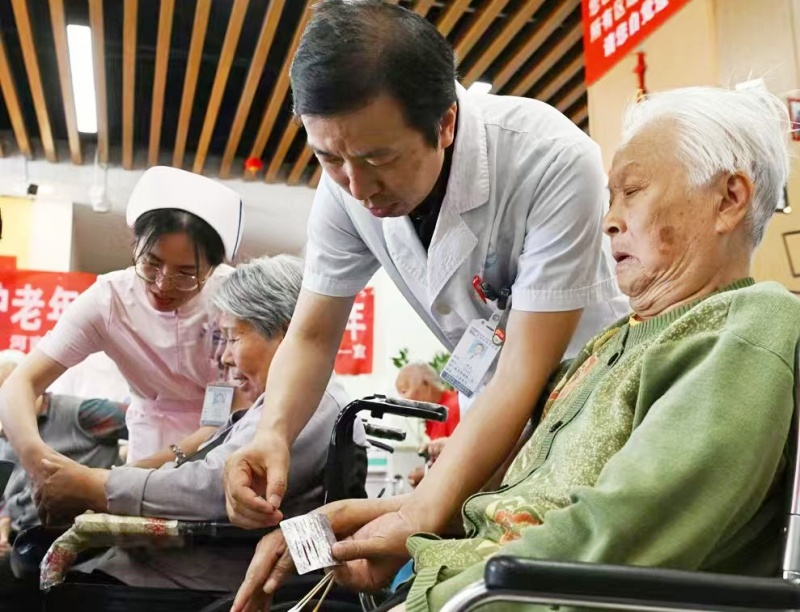 洛阳正骨医护走进养老院 健康服务情暖夕阳-图片5
